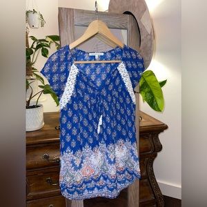 *BEAUTIFUL* (gently loved) Boho style Daniel Rainn XS top blue w/ floral accents